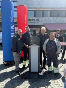 Voller Einsatz für den Wasserstrahl – das Team der Stadtwerke präsentiert das neue Prestigeprojekt.