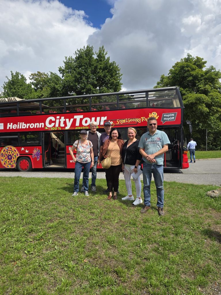 Citytourbus Halt auf dem Wartberg
Stadträte Renate Pappert, Claus Schweitzer, Thomas Pappert, Sigrid Trautner, Katharina Mikov, Dr. Raphael Benner. 