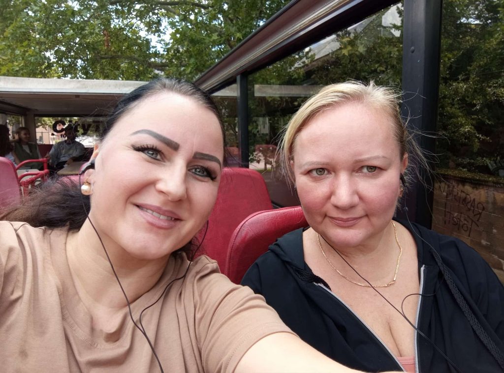 Stadträtin Sigrid Trautner und Stadträtin Katharina Mikov genießen die Aussicht im Citytourbus