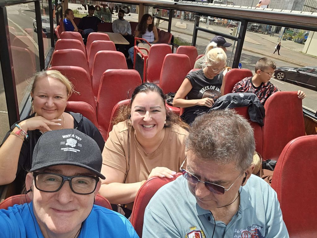 Selfie Time von links vorne Gordon Stotz und Stadtrat Dr. Raphael Benner. Zweite Reihe Stadträtin Katharina Mikov und Stadträtin Sigrid Trautner Citytourbus Heilbronn 